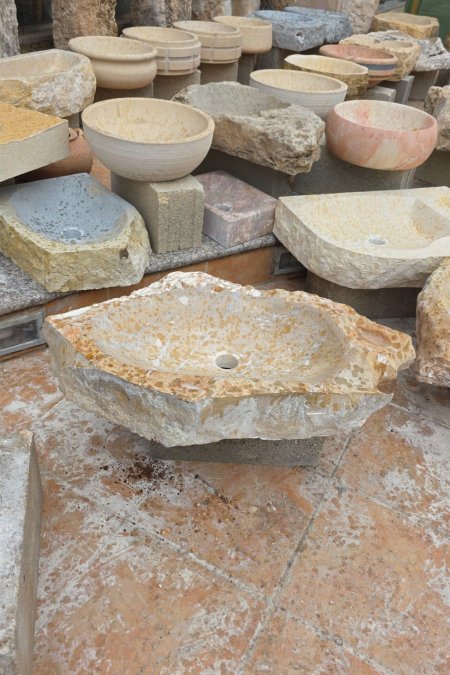 حوض حجر طبيعي (مستطيل خام) – 45×42 سم